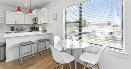 East Downtown 3BR Condo Free Parking Sleeps 7
