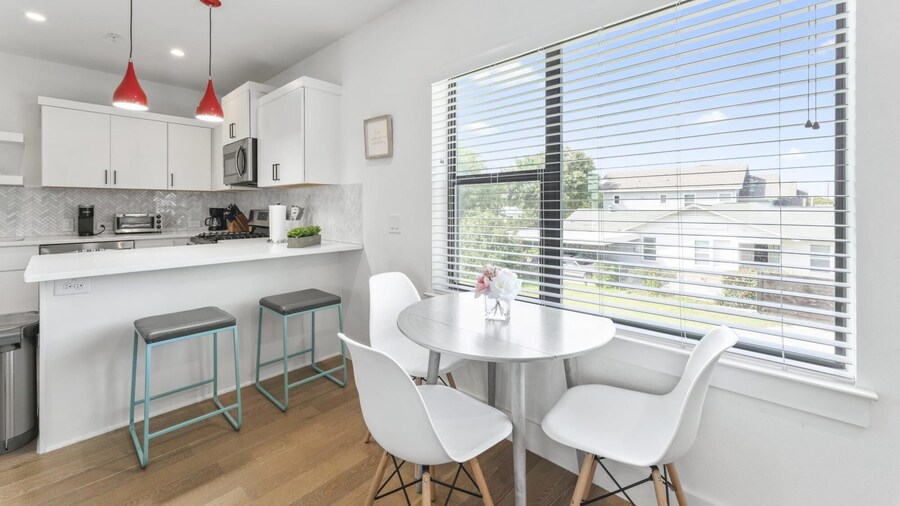 East Downtown 3BR Condo Free Parking Sleeps 7