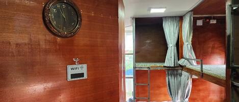 Asrama Umum Klasik, asrama campuran | Dilengkapi dengan perabotan berbeda-beda dan ruang kerja ramah laptop