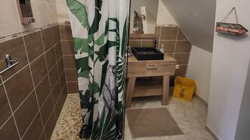 Een douche, een haardroger, handdoeken, zeep