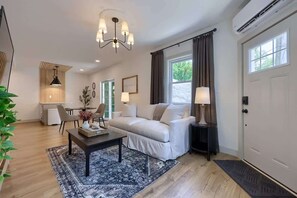 Smart TV, fireplace, offices - The Goldfinch I Luxe Stay for 2 w/ Hot Tub (Elizabethtown)