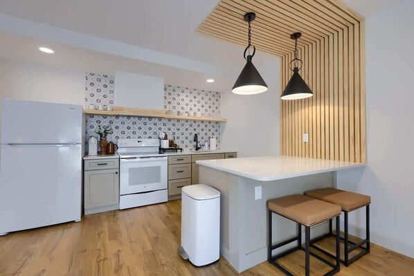 Cafetera y tetera, refrigerador, microondas y horno 