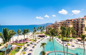 Alberca al aire libre y alberca climatizada