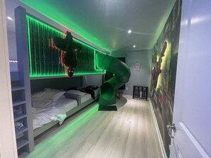 5 habitaciones, tabla de planchar con plancha, wifi y ropa de cama 
