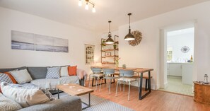 Smart TV, books - Woodleigh - sleeps 8 guests  in 4 bedrooms (Cawsand)