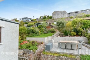 Outdoor dining - Woodleigh - sleeps 8 guests  in 4 bedrooms (Cawsand)