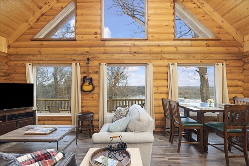 Little Cedar Lodge-Amazing Lake and Mountain Views -Hot Tub-Fire Pit