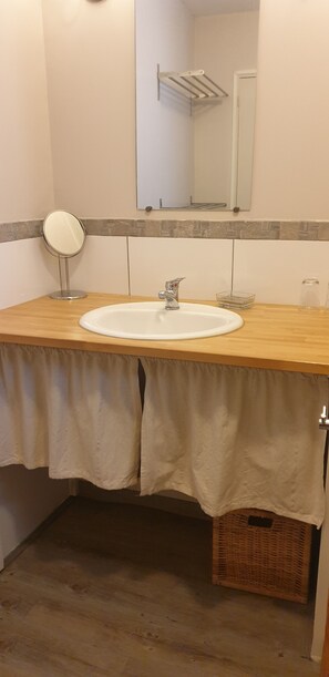 Douche, sèche-cheveux, serviettes fournies