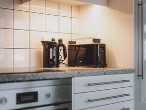 Kühlschrank, Mikrowelle, Herdplatte, Geschirrspüler