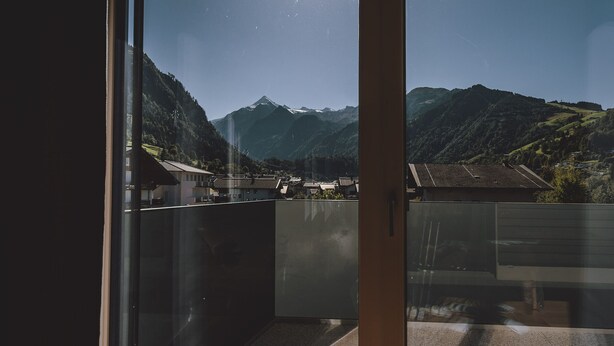 A balcony with a view of a mountainous landscape. - FP Appartements - Kitz 5, balcony & summercard (Kaprun)