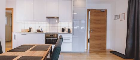 ثلاجة، ميكروويف، موقد طهي مسطح، غسالة أطباق