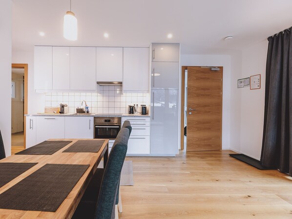 Kühlschrank, Mikrowelle, Herdplatte, Geschirrspüler