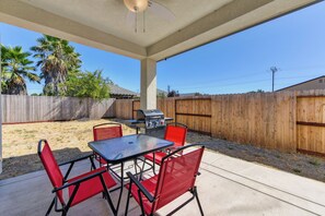 Outdoor dining - Perfect long term rental home in a peaceful neighborhood (Sacramento)