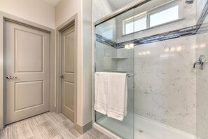 Douche, séchoir à cheveux, serviettes fournies, savon