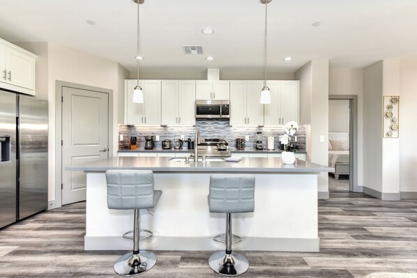 Kühlschrank, Mikrowelle, Ofen, Herdplatte