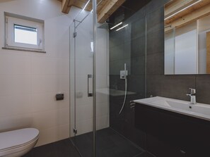 Douche, séchoir à cheveux, serviettes fournies, savon