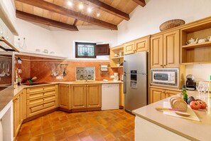 Kühlschrank, Mikrowelle, Ofen, Geschirrspüler