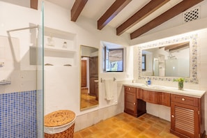 Shower, hair dryer, towels - Papalaya (Puerto Pollensa)