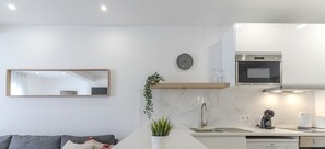 Refrigerador, microondas, horno, placa de cocina