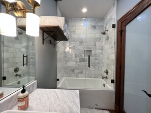 Dusche, Haartrockner, Handtücher, Seife