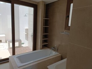 Villa | Bathroom | Shower, towels