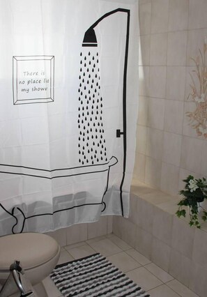 Een douche, een haardroger, handdoeken