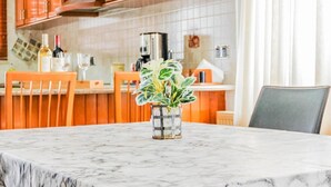 Appartement, plusieurs lits | Cuisine privée | Réfrigérateur, micro-ondes, four, plaque de cuisson