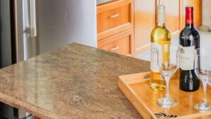 Appartement, plusieurs lits | Cuisine privée | Réfrigérateur, micro-ondes, four, plaque de cuisson