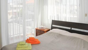 Appartement, plusieurs lits | 3 chambres, fer et planche à repasser, Wi-Fi gratuit, draps fournis