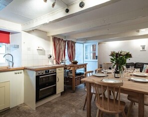 Kjøleskap, oppvaskmaskin, vannkoker og brødrister