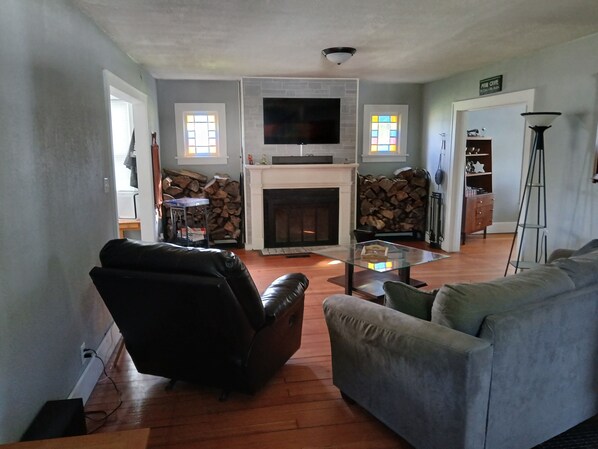 Smart TV, fireplace, computer monitors