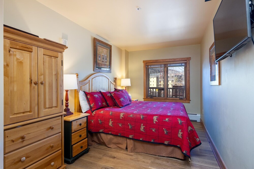 Walk to the Gondola/Shared Pool and Hot Tub/Private Deck with Grill