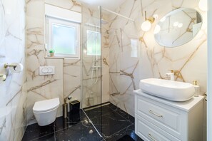 Dusche, Haartrockner, Handtücher, Toilettenpapier