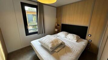 2 habitaciones y tabla de planchar con plancha