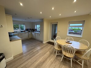 Cottage, Multiple Beds | Dining