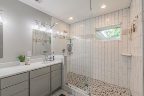 Douche, séchoir à cheveux, serviettes fournies, shampooing