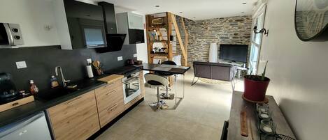 Kjøleskap, vannkoker, brødrister og kjøkkenutstyr