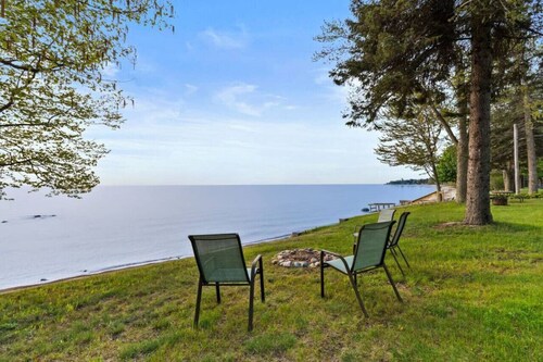 Romantic Shores Hideaway - Beachfront Getaway!