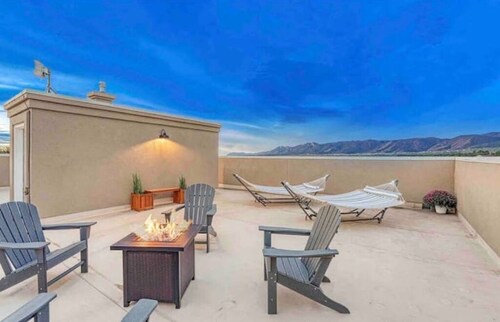 Rooftop Patio, Hot Tub, EV charging, Mtn views, close to AFA!