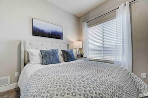 5 bedrooms, desk, travel cot, WiFi
