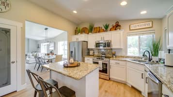 Fridge, microwave, stovetop, dishwasher