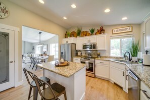 Fridge, microwave, stovetop, dishwasher - Coeur d'Alene Vacation Rental ~ 4 Mi to the Lake! (Coeur d'Alene)