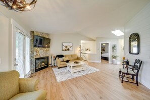 TV, fireplace, DVD player, music library - Coeur d'Alene Vacation Rental ~ 4 Mi to the Lake! (Coeur d'Alene)