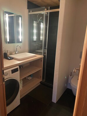 Shower, hair dryer, towels, soap - Walking distance of all lifts/town for summer and winter fun! Sleeps 9 (Morzine)