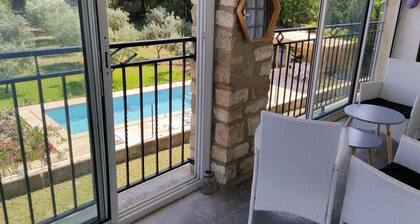 Grande maison avec magnifique piscine au milieu d'un jardin de 3000 m