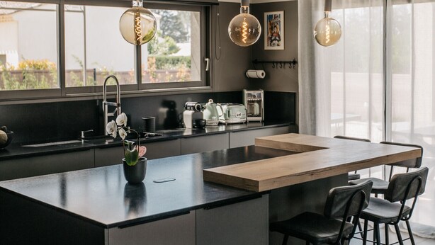 A modern kitchen with a large island, pendant lights, and a view of the outdoors. - Villa Moka - private pool (Saumane-de-Vaucluse)