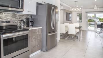 Refrigerador, microondas, horno y cafetera y tetera