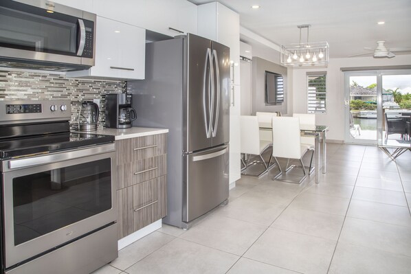 ثلاجة، ميكروويف، فرن، ماكينة لصنع القهوة/الشاي