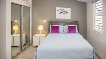 2 多间卧室、客房内保险箱、免费 WiFi、床单