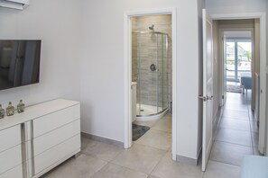 Dusche, Haartrockner, Handtücher